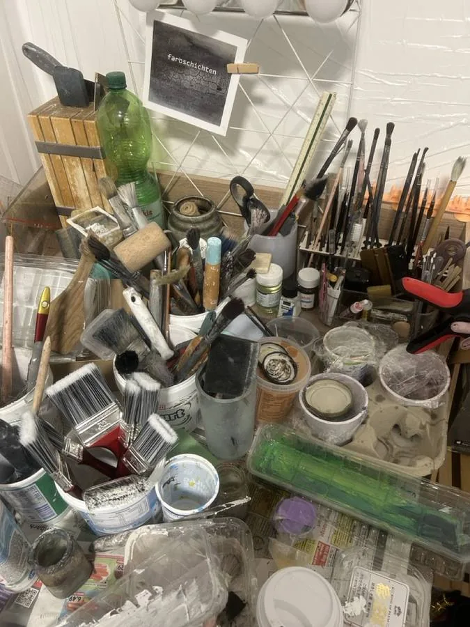 Pinsel und Materialien im Studio